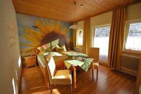 Das sonnige Sonnenblumenzimmer mit Balkon und Waschbecken