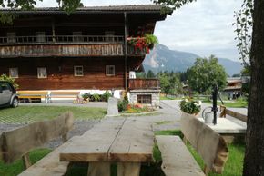 Garten und Parkplatz