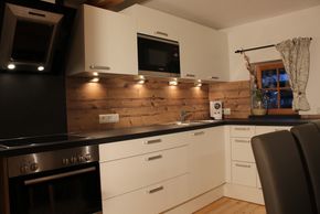 Großzügig eingerichtete Küche mit genügend Sitzmöglichkeiten.