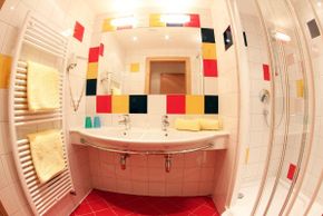 Badezimmer mit Dusche/WC