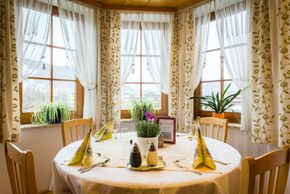 Sonnentisch - ein lichtdurchflutetes Restaurant