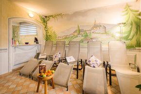 Kleiner Spa Bereich mit Kneippbecken, 2 x Saunen, Dampfbad, Ruheraum