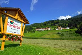 Hotel Glocknerhof vom Tal aus gesehen