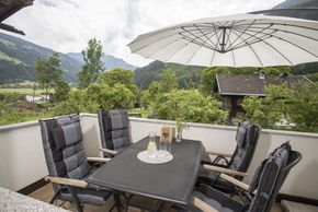 Bestuhlte Terrasse im Sommer