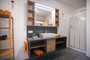 Badezimmer mit Dusche und Badewanne