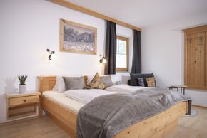 Schlafzimmer mit Doppelbett und Ausziehsofa für 1 Pers. zusätzlich möglich. Das Zimmer ist mit einem Schreibtisch und TV ausgestattet.