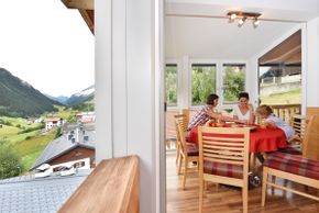 Ferienwohnen Mattle in Kappl Tirol bei Ischgl-Paznaun, Wintergartenerker mit Bergpanorama