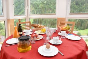 Ferienwohnen Mattle in Kappl Tirol bei Ischgl-Paznaun, Frühstück im Wintergartenerker