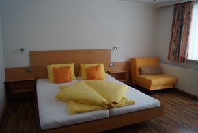 Doppel-/Dreibettzimmer