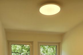 Schlafzimmer mit Zirbenholztäfelung