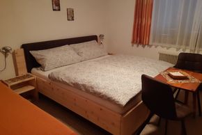 Zirbenbett im 3-Bettzimmer