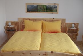 Schlafzimmer mit Blick auf das Schwimmbad