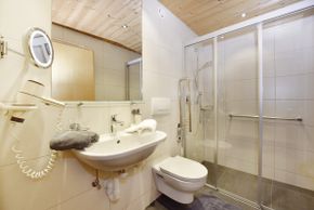 Apart Zimalis in Galtür Tirol bei Ischgl-Paznaun, Badezimmerbeispiel - rollstuhlgerecht