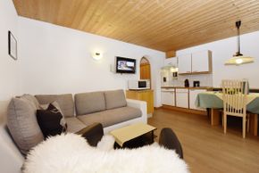 Apart Zimalis in Galtür Tirol bei Ischgl-Paznaun, Wohnraum mit gemütlicher Couch