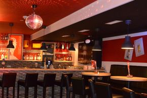 Bei frisch gemixten Getränken und Musik tanzen oder einfach gemütlich den Abend ausklingen lassen.