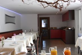 Unser Frühstücksraum, welcher neu renoviert wurde, lädt Sie zu einem reichhaltigen Frühstücksbuffet jeden Morgen ein, damit Sie in den Tag gestärkt starten können.