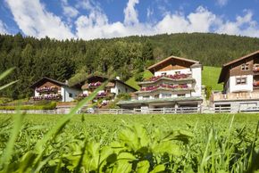 Balkon mit Ausblick auf die Stubaier Berge im Gästehaus Kartnaller