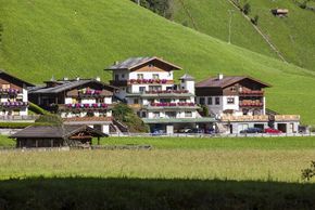 Balkon mit Ausblick auf die Stubaier Berge im Gästehaus Kartnaller