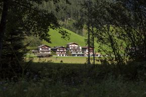Balkon mit Ausblick auf die Stubaier Berge im Gästehaus Kartnaller