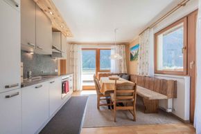 Die große Wohnküche mit Geschirrspüler, Backofen und Cerankochfeld in FeWo 3