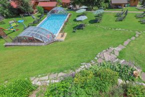 5000 m² Garten mit beheiztem Pool