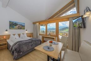 Panoramazimmer mit Bergblick