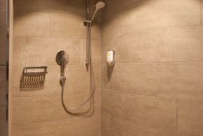 Die begehbare Dusche in den Hof-Suiten und Doppelzimmer Kaiserblick