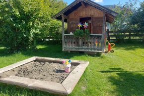 Spielhäuschen mit Sandkiste laden zum Spielen ein