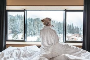 Vom Bett aus hat man einen traumhaften Blick in die Natur.