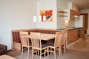 Der Wohnbereich besteht aus einer Sitzecke, einem Sofa, einem TV und dem Balkon.