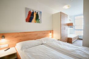 Das Schlafzimmer verfügt über ein Doppelbett und ein ausklappbares Etagenbett für 2 Personen, sowie ein Badezimmer mit Dusche und WC.