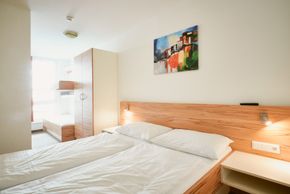 Das Schlafzimmer verfügt über ein Doppelbett und ein ausklappbares Etagenbett für 2 Personen, sowie ein Badezimmer mit Dusche und WC.