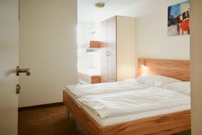 Das Schlafzimmer verfügt über ein Doppelbett und ein ausklappbares Etagenbett für 2 Personen, sowie ein Badezimmer mit Dusche und WC.