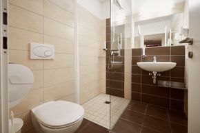 Alle Schlafzimmer haben Zugang zu einem privaten Badezimmer mit Dusche und einer Toilette.