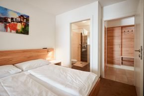 Alle Schlafzimmer haben Zugang zu einem privaten Badezimmer mit Dusche und einer Toilette.