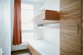 Das Schlafzimmer verfügt über ein Doppelbett und ein ausklappbares Etagenbett für 2 Personen, sowie ein Badezimmer mit Dusche und WC.