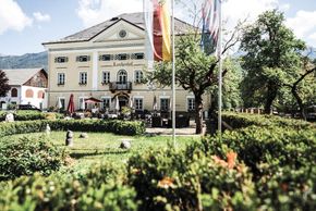 Schloss Lerchenhof im Sommer
