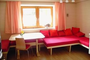 Wohnküche mit großer Couch