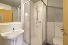 einfaches Badezimmer im Familienzimmer