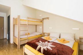Familienzimmer mit Doppelbett und Stockbettsowie Dusche und WC