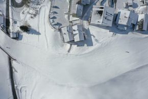 Skipiste hinter dem Haus