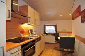 Küche mit kleiner Essecke