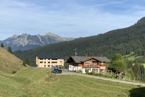 Haus Narzisse mit neuem Straußbeghof im Hintergrund