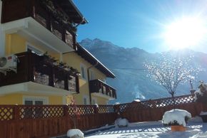 Apartment Alber Blick von Sonnenterrasse auf das haus