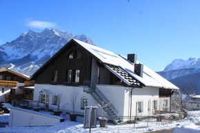 Schipistenanfahrt zum Haus