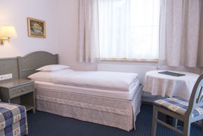 Einzelzimmer Pazüel mit Südterrasse