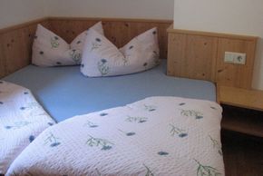 Schlafzimmer mit 1,4 m breitem Bett