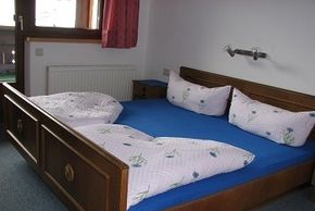 Schlafzimmer mit Zugang zum Balkon