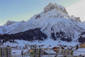 Blick von der Terrasse auf den Hausberg