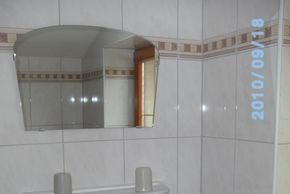 Badezimmer mit Dusche WC